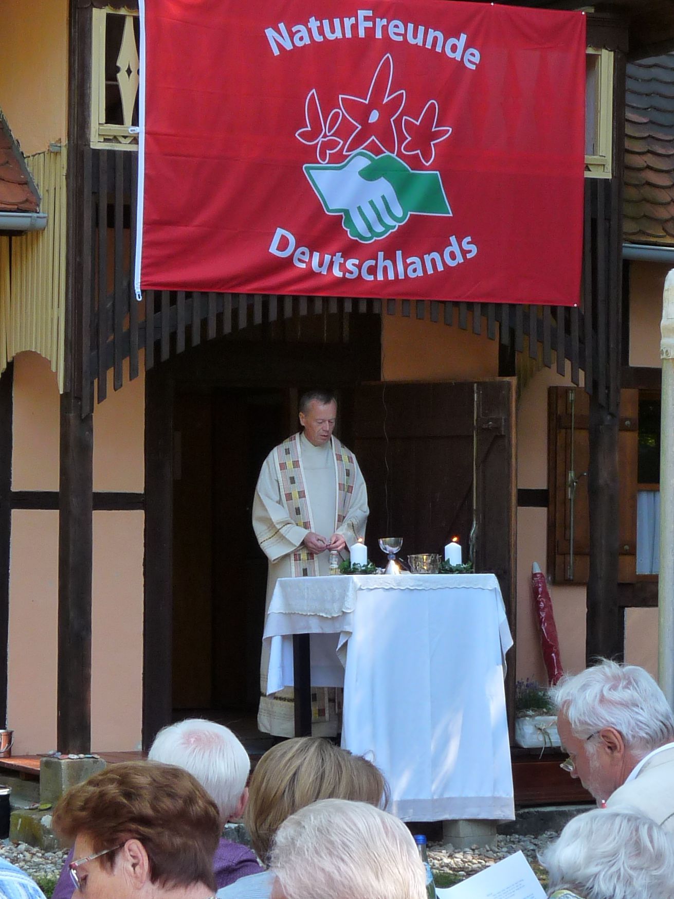 Pater Dr. T. Dimpflmeier hält den Festgottesdienst zur Wiedereinweihung des Klosterhäusls