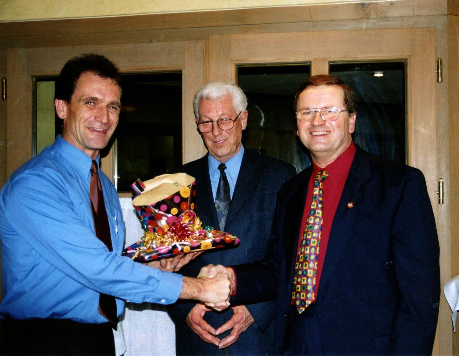 Zur Verabschiedung von Heinz-Jürgen Schulz 2004, Neuwahl von Rudi Meingaßner und im Hintergrund unser Ehrenvorsitzender Karlheinz Schütt.