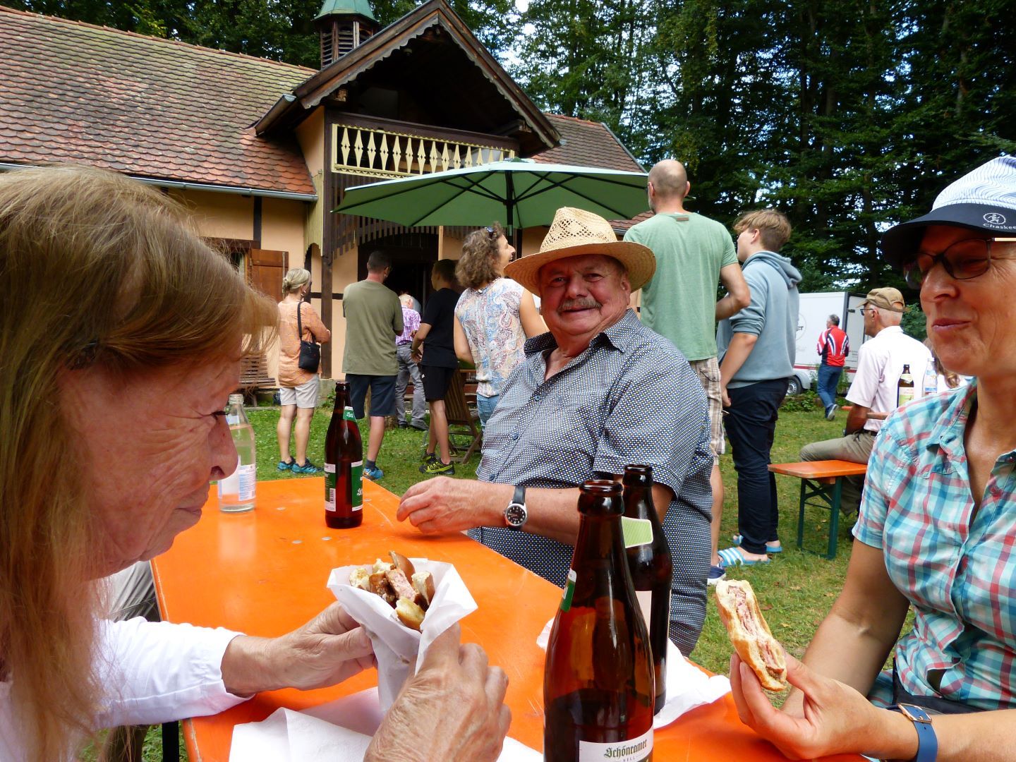 Die Besucher und Naturfreunde geniessen eine leckere Brotzeit am Tag der offenen Tuer 2022 des Vereins Naturfreunde Wasserburg in Koenigswart.