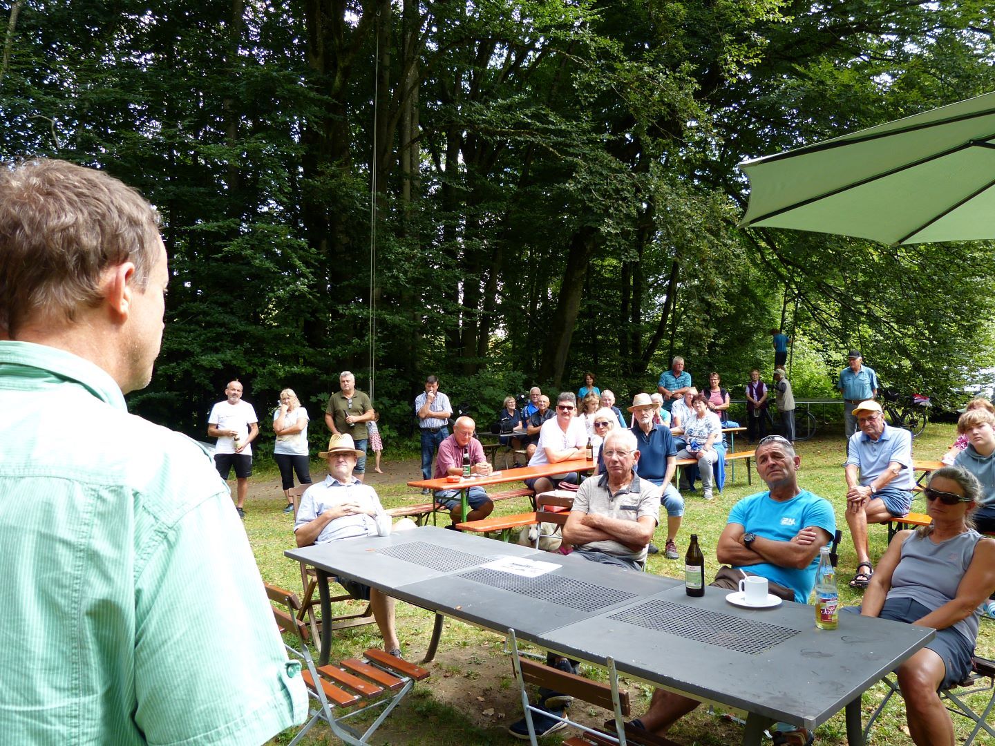Herr Samweber, der den Widder gebaut hat, erklärt dessen Funktionsweise.
