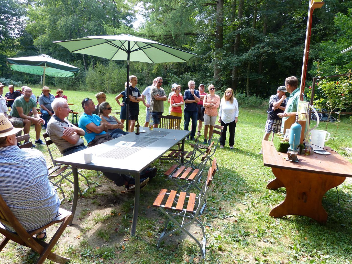 Interessiert lauschen die Besucher und Naturfreunde am Tag der offenen Tuer des Vereins Naturfreunde Wasserburg den Ausführungen.