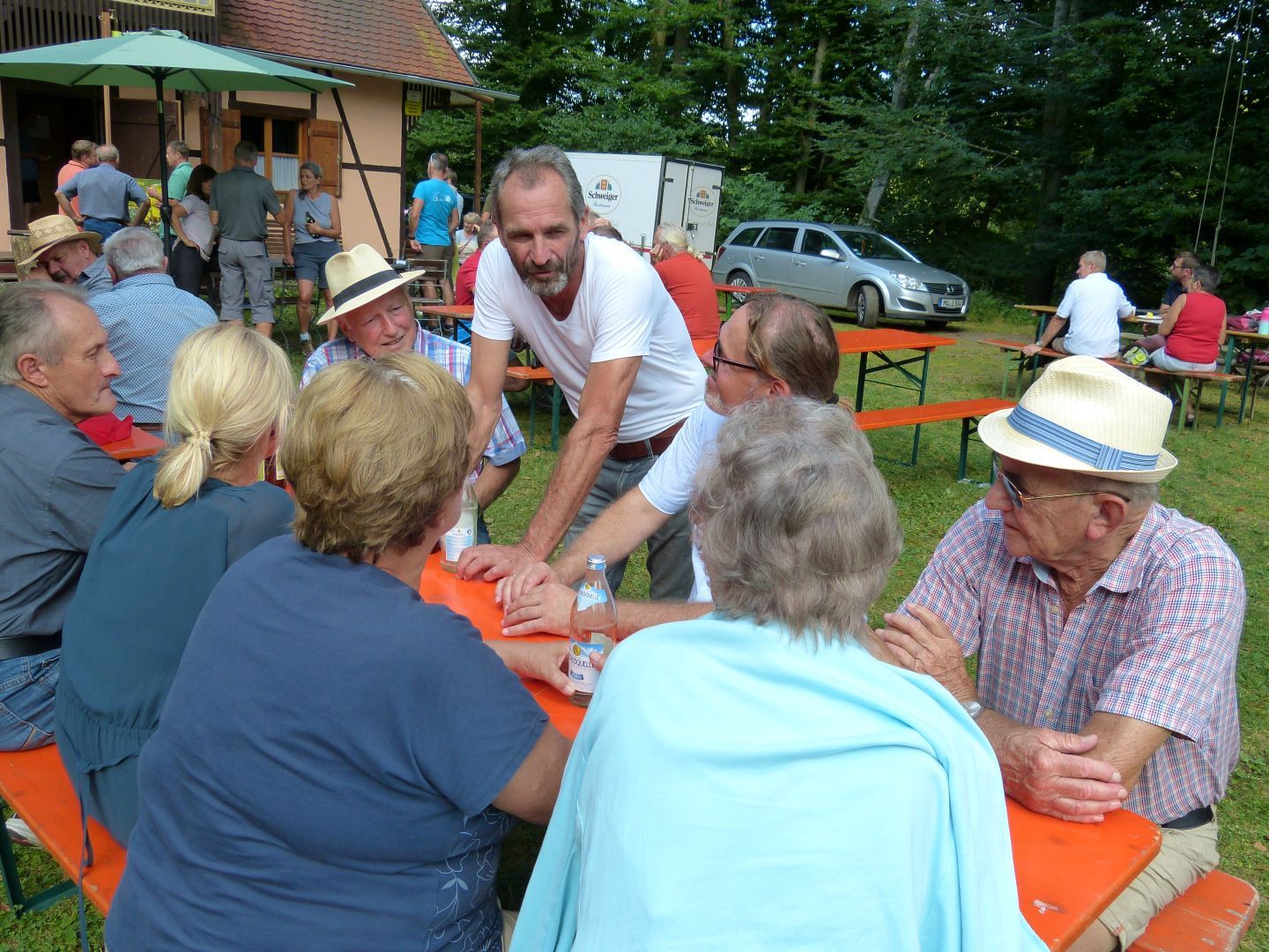 Rudi Meingassner, Vorstand des Vereins Natufreunde Wasserburg, spricht am Tag der offenen Tuer in Koenigswart mit den Besuchern aus nächster Nachbarschaft